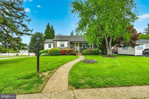 65 Delia Dr, Broomall, PA 19008