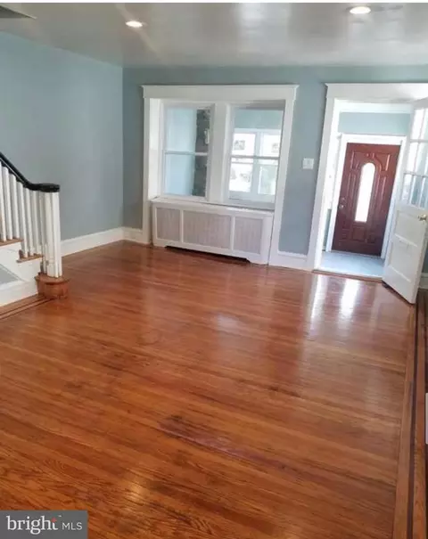 Living - 111 Oakley Rd, Darby, PA 19082 photo 3 of 4