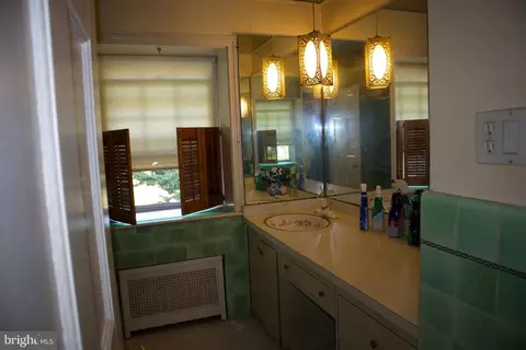 Bath - 514 Beverly Blvd, Darby, PA 19082 photo 3 of 4