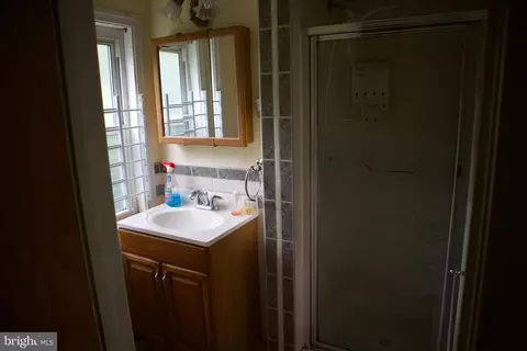 Bath - 514 Beverly Blvd, Darby, PA 19082 photo 1 of 4