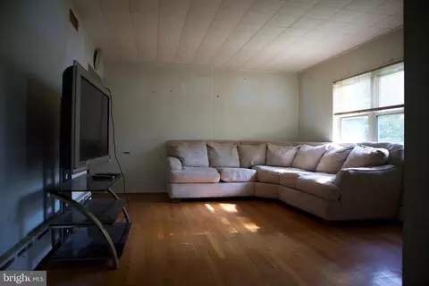 Living - 514 Beverly Blvd, Darby, PA 19082 photo 3 of 4