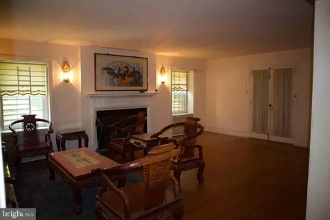 Living - 514 Beverly Blvd, Darby, PA 19082 photo 1 of 4
