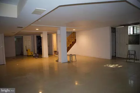 Living - 514 Beverly Blvd, Darby, PA 19082 photo 4 of 4
