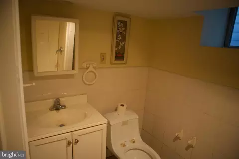 Bath - 514 Beverly Blvd, Darby, PA 19082 photo 2 of 4