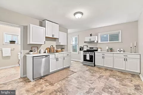 Entry Way - 35 Marshall Ave, Marcus Hook, PA 19061 photo 1 of 2