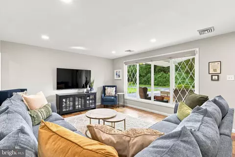 Living - 44 S Brookside Rd, Springfield, PA 19064 photo 2 of 3