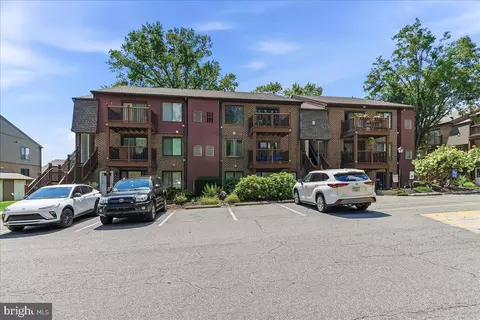 5200 Hilltop Dr #B-22, Brookhaven, PA 19015