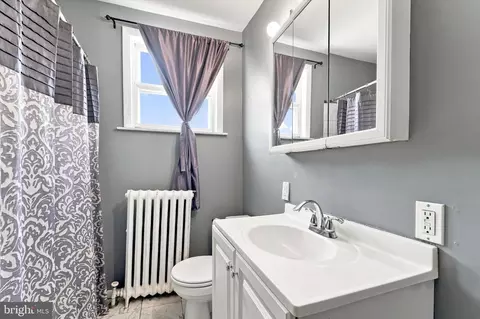 Bath - 7 Oakley Rd, Darby, PA 19082 photo 2 of 2
