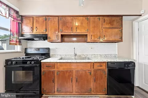 Kitchen - 7 Oakley Rd, Darby, PA 19082 photo 2 of 4