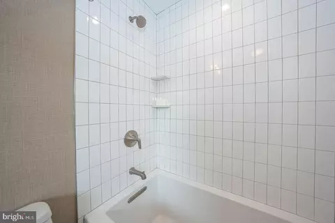 Bath - 427 E Lancaster Ave #1301, Wayne, PA 19087 photo 4 of 5