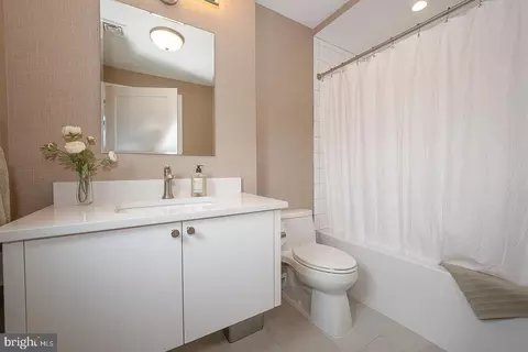 Bath - 427 E Lancaster Ave #1301, Wayne, PA 19087 photo 3 of 5