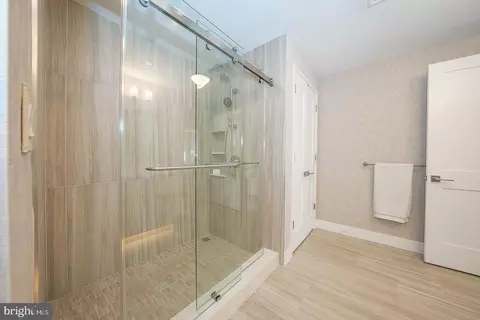 Bath - 427 E Lancaster Ave #1301, Wayne, PA 19087 photo 2 of 5