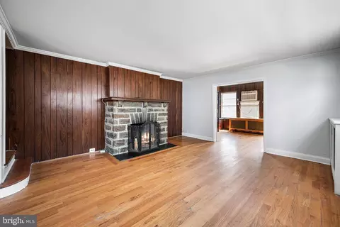 Living - 7441 Rogers Ave, Darby, PA 19082 photo 3 of 7