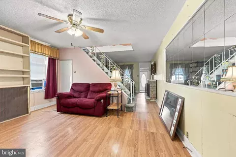 Living - 219 Irving St, Marcus Hook, PA 19061 photo 2 of 4