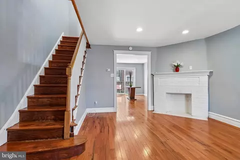 Living - 7046 Clover Ln, Darby, PA 19082 photo 3 of 5