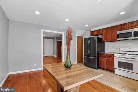 Entry Way - 7046 Clover Ln, Darby, PA 19082 photo 2 of 4