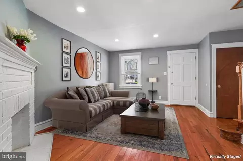 Living - 7046 Clover Ln, Darby, PA 19082 photo 4 of 5