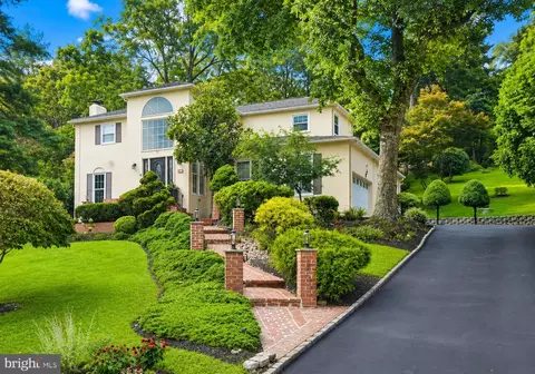637 Heather Ln, Bryn Mawr, PA 19010