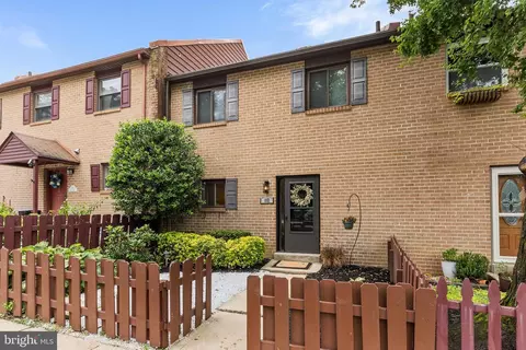 112 Eaton Dr, Wayne, PA 19087