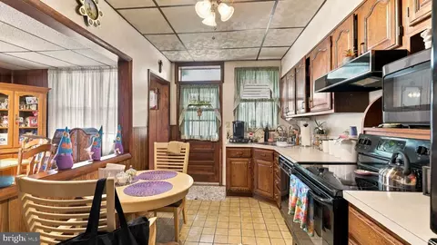 Entry Way - 1 Chestnut St, Marcus Hook, PA 19061 photo 5 of 6