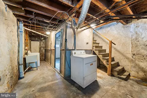 Entry Way - 435 Croyden Rd, Darby, PA 19082 photo 4 of 4