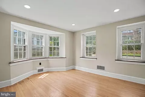 Living - 407 Beverly Blvd, Darby, PA 19082 photo 6 of 7