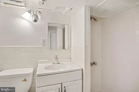 Bath - 407 Beverly Blvd, Darby, PA 19082 photo 2 of 2