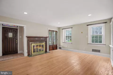 Living - 407 Beverly Blvd, Darby, PA 19082 photo 2 of 7
