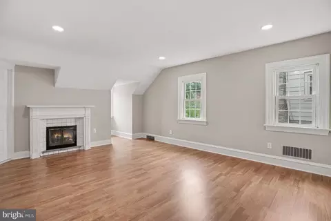 Living - 407 Beverly Blvd, Darby, PA 19082 photo 3 of 7