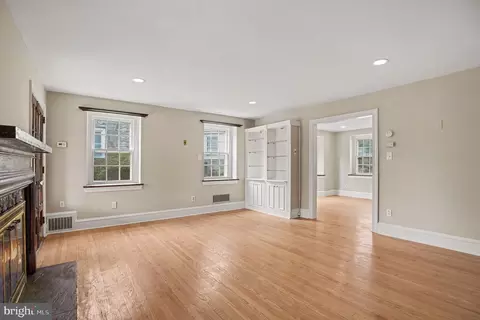 Living - 407 Beverly Blvd, Darby, PA 19082 photo 5 of 7