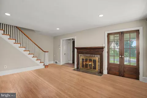 Living - 407 Beverly Blvd, Darby, PA 19082 photo 1 of 7