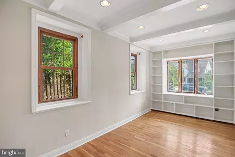 Living - 407 Beverly Blvd, Darby, PA 19082 photo 7 of 7