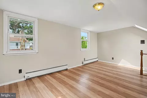 Living - 407 Beverly Blvd, Darby, PA 19082 photo 4 of 7