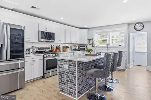 902 W Park Sq, Prospect Park, PA 19076