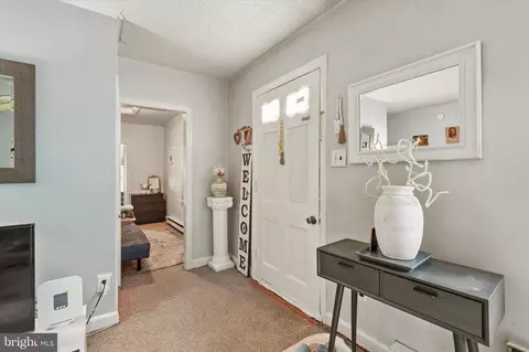 Entry Way - 214-216 Beech Rd, Wallingford, PA 19086 photo 2 of 7