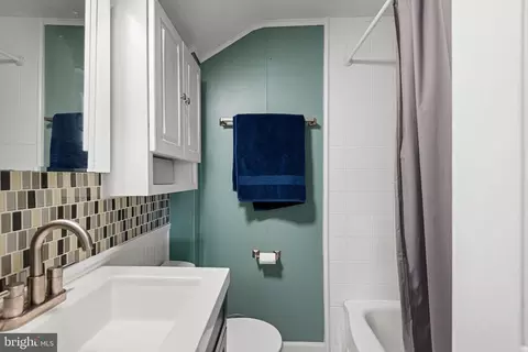 Bath - 2338 Poe Rd, Secane, PA 19018 photo 2 of 2