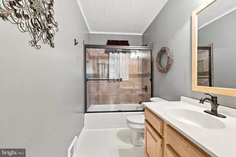 Bath - 2386 2nd Ave, Marcus Hook, PA 19061 photo 1 of 1