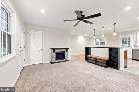 Living - 2386 2nd Ave, Marcus Hook, PA 19061 photo 1 of 2