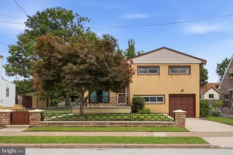 307 Seneca St, Essington, PA 19029