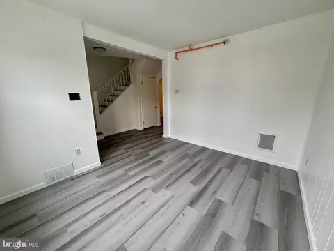 Living - 17 Walnut St, Marcus Hook, PA 19061 photo 3 of 5