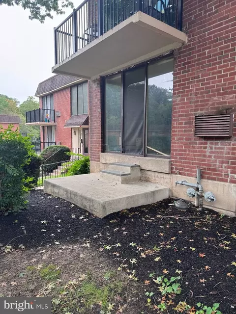100 E Glenolden Ave #B-11, Glenolden, PA 19036