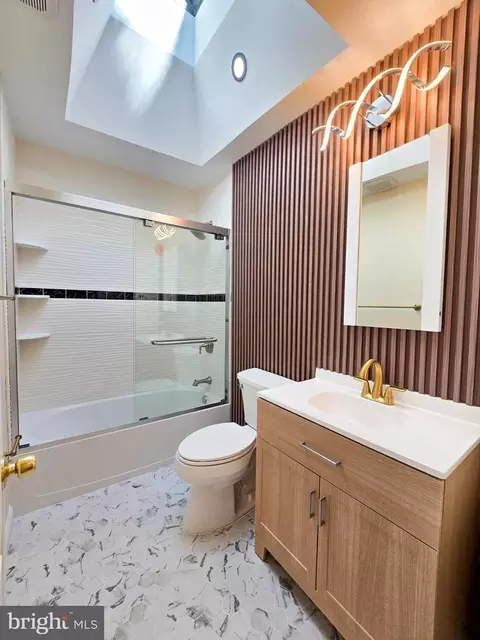 Bath - 7108 Clover Ln, Darby, PA 19082 photo 1 of 2