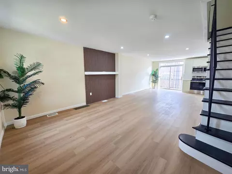 Living - 7108 Clover Ln, Darby, PA 19082 photo 3 of 7