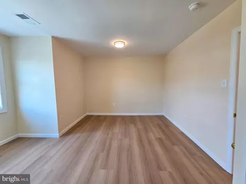 Living - 7108 Clover Ln, Darby, PA 19082 photo 5 of 7