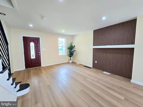 Living - 7108 Clover Ln, Darby, PA 19082 photo 2 of 7
