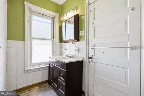 Bath - 1 Spruce St, Marcus Hook, PA 19061 photo 2 of 2
