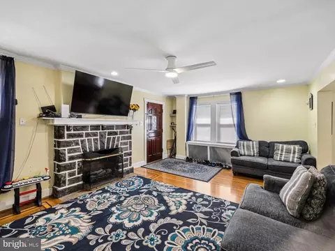 Living - 306 S State Rd, Darby, PA 19082 photo 2 of 3