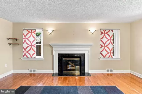 Living - 416 Broadview Rd, Darby, PA 19082 photo 5 of 8