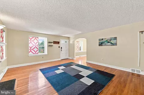 Living - 416 Broadview Rd, Darby, PA 19082 photo 3 of 8