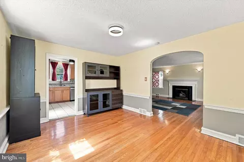 Living - 416 Broadview Rd, Darby, PA 19082 photo 8 of 8